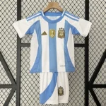 Kit Infantil Argentina 1 Com Patch Campeão Do Mundo Camisa e Short 2024 / 2025