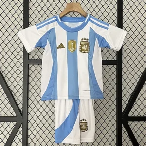 Kit Infantil Argentina 1 Com Patch Campeão Do Mundo Camisa e Short 2024 / 2025